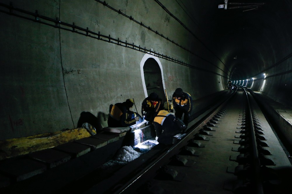 阿拉尔铁路运营隧道病害现状